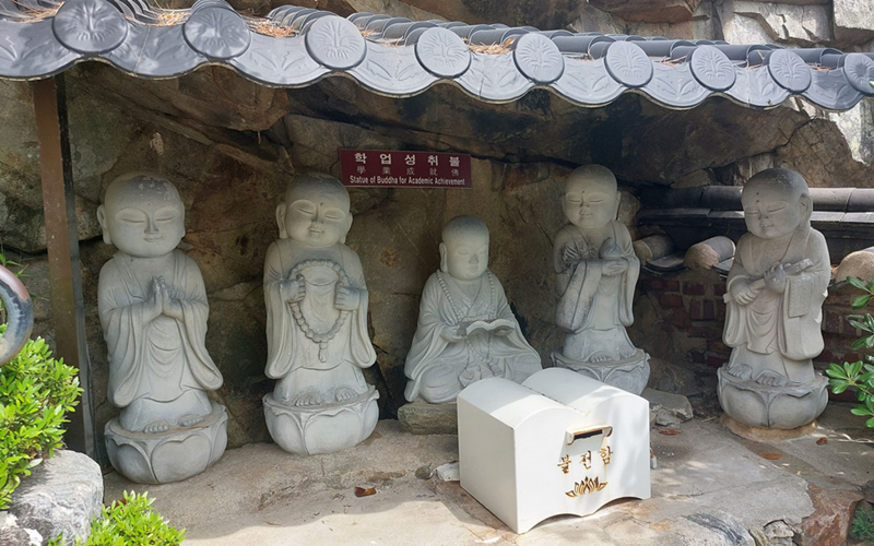 Estatua de Buda por Logros académicos 