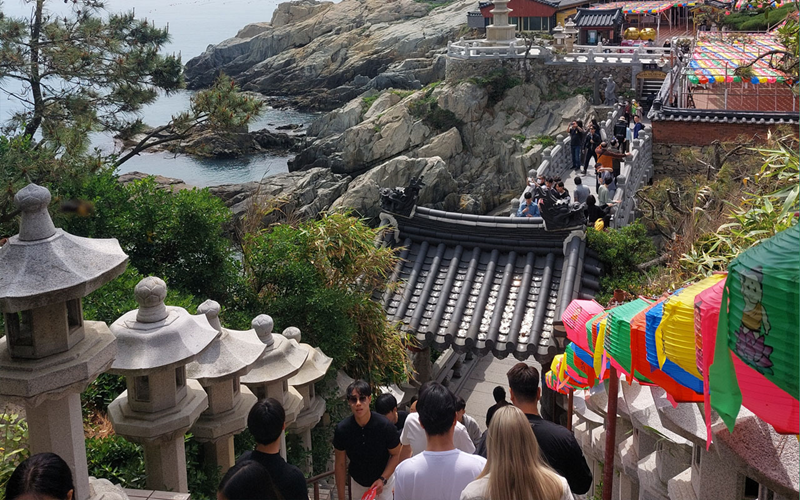 Según las creencias, la escalera de 108 peldaños fue creada para que a medida que los visitantes puedan sacar 108 problemas de su vida. 