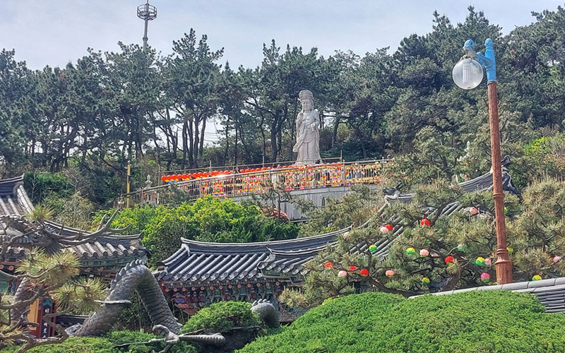 La foto muestra la estatua del buda Avalokiteshvara (misericordia) instalada en el templo Haedong Yonggungsa.