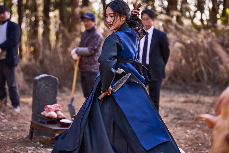 Nữ diễn viên Kim Go-eun đã hóa thân thành pháp sư trẻ tuổi tài năng trong “Exhuma” (tựa Việt: Quật mộ trùng ma). (Ảnh: Trang Facebook chính thức của SHOWBOX)
