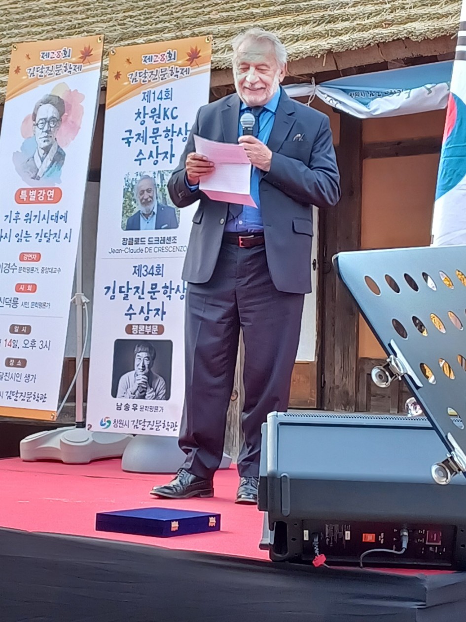 Jean-Claude de Crescenzo récipiendaire du 14e prix littéraire de Changwon , République de Corée, octobre 2023.