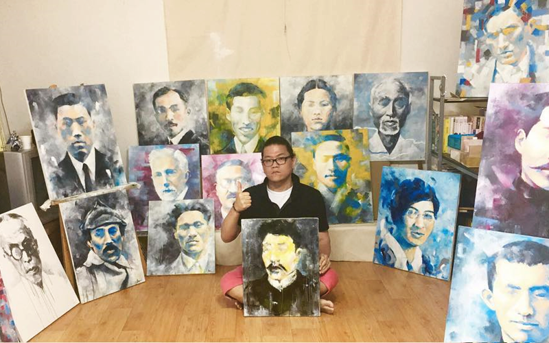 La foto muestra algunos de los cuadros que ha pintado el artista Hwan-sun Joo. 