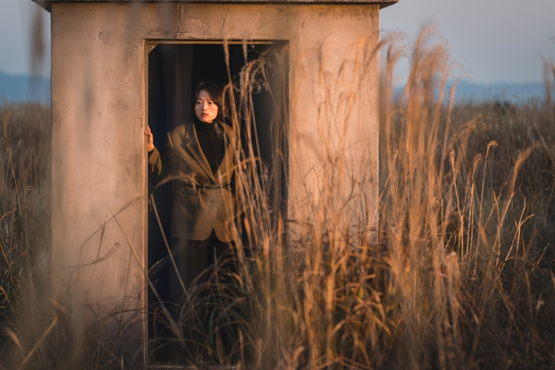 La foto muestra unas de las escenas de la película surcoreana 'Crónica Sangrienta' (The Anchor), en la que Se-ra, la protagonista, aparece en imágenes reconstruidas por la hipnosis 