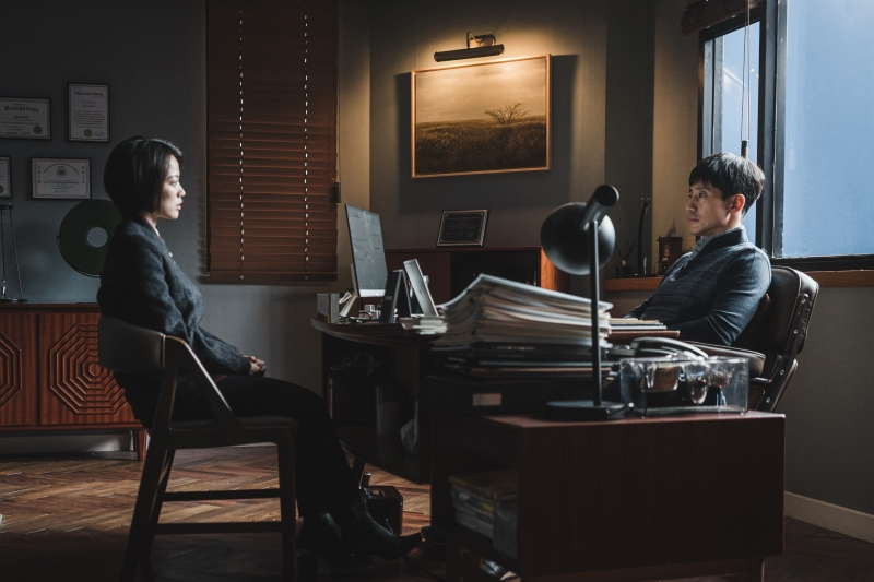 La foto muestra unas de las escenas de la película surcoreana 'Crónica Sangrienta' (The Anchor), en la que Jeong Se-ra aparece junto a su psiquiatra In-ho. 