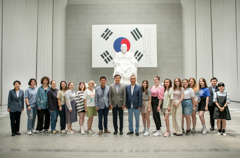 Общая фотография летней стажировки с Ко Ён Чолем (в центре) в Музее Ким Гу в Сеуле. / Фото: Ко Ен Чоль