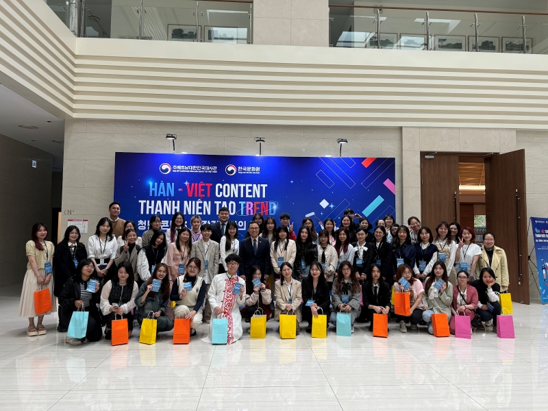 Các đại biểu, các K-influencer, phóng viên danh dự Korea.net cùng các bạn khách mời tham dự chương trình “Hàn- Việt content, thanh niên tạo trend”. (Ảnh: Hoàng Xuân Tùng)
