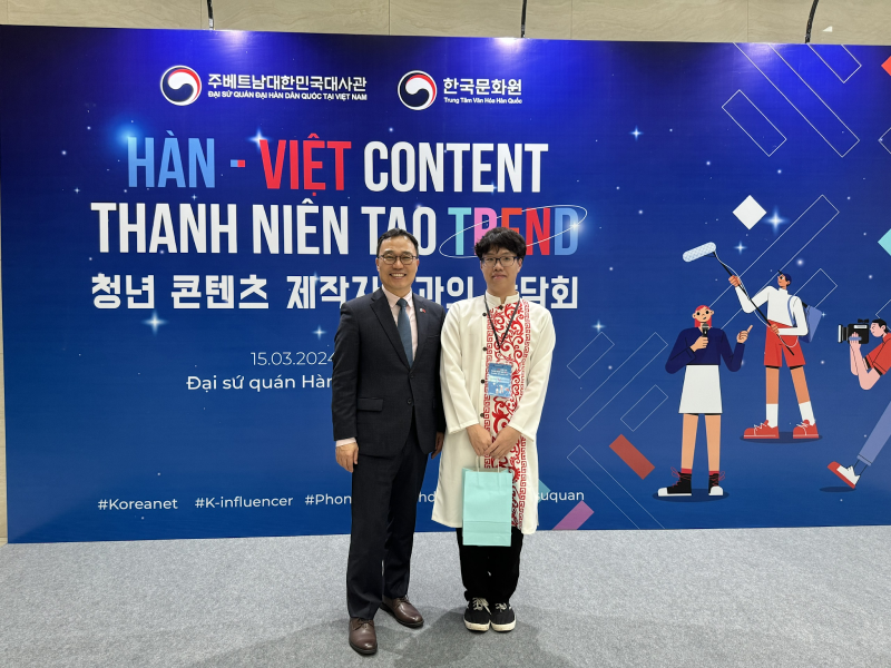 Mình cùng với Đại sứ Hàn Quốc tại Việt Nam ông Choi Youngsam chụp ảnh kỷ niệm nhân chương trình lần này. (Ảnh: Hoàng Xuân Tùng) 