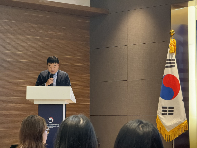 Giám đốc Trung tâm Văn hóa Hàn Quốc (KCC) tại Việt Nam ông Choi Seung Jin đã bày tỏ nguyện vọng về việc khai trương studio mới dành cho các bạn phóng viên danh dự Korea.net và các bạn K-influencer. (Ảnh: Hoàng Xuân Tùng) 
