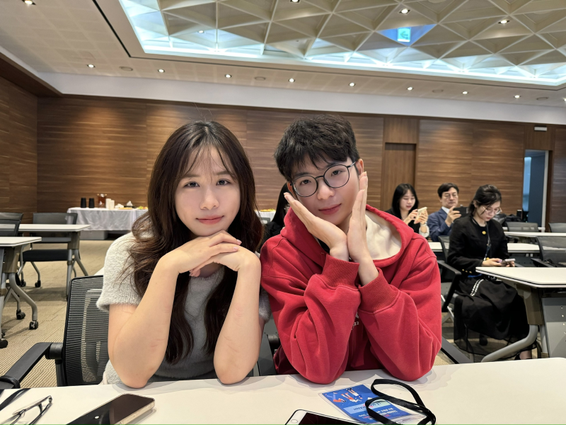 Bạn Lê Phương Thảo (trái) và bạn Lê Mai Thành (phải) bày tỏ sự háo hức khi được học hỏi thêm những kiến thức về sáng tạo nội dung Hàn Quốc. (Ảnh: Hoàng Xuân Tùng) 