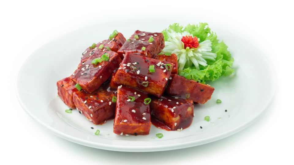 El tofu crujiente aporta una gran cantidad de proteína y es uno de los platillos más populares de la cocina budista. | Canva Pro