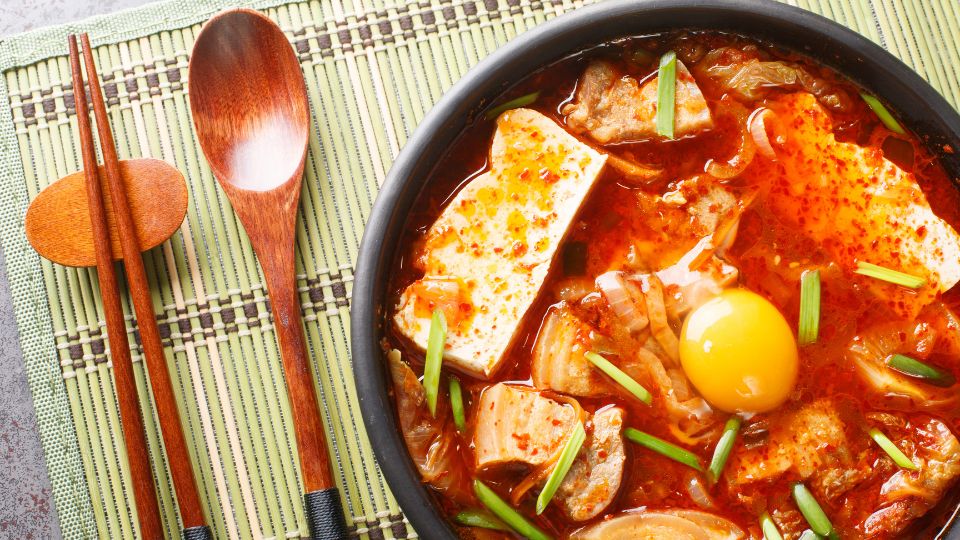 Uno de los platillos más populares elaborados a base de este alimento es el sundubu jjigae, o estofado de tofu, al que se le agrega carne de puerco, huevo o mariscos. | Canva Pro