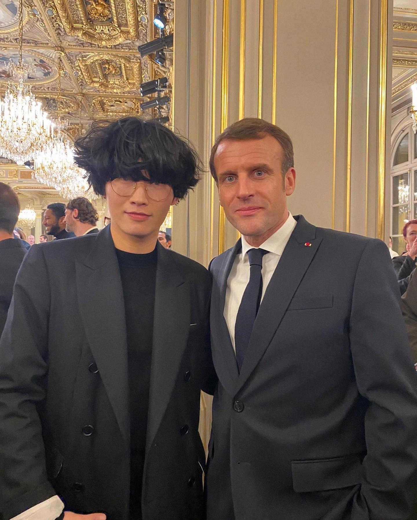 Kiminte Kimhekim en présence du Président de la République Emmanuel Macron. © Compte Instagram de Maison KIMHEKIM 