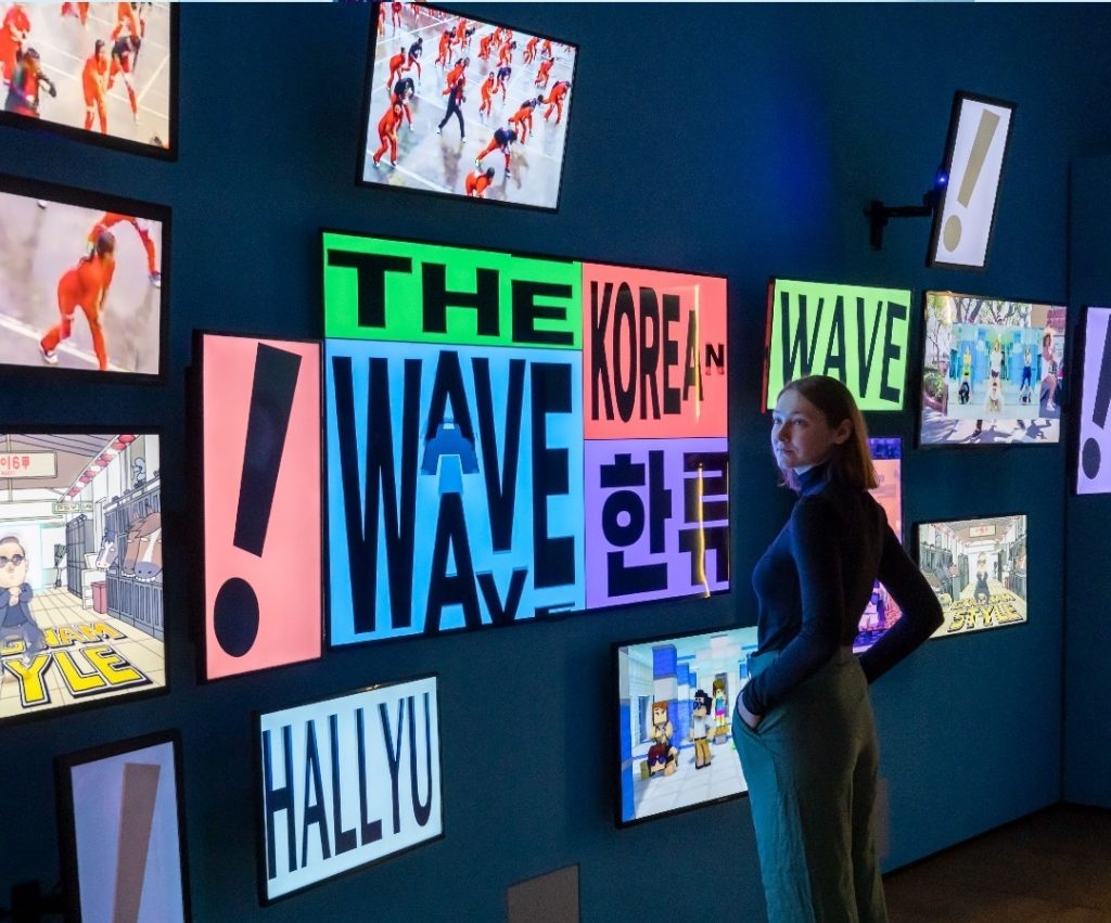 Entrada a la exposición 'Hallyu! The Korean Wave' en el V&A de Londres | Cuenta de V&A en X