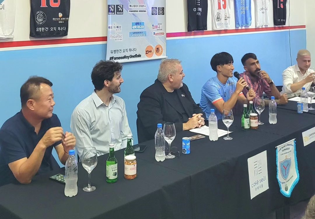 Jung Euihyeon habla durante la presentación celebrada por El Club Social y Deportivo Yupanqui. | Cuenta de Cefé Seúl en Instagram