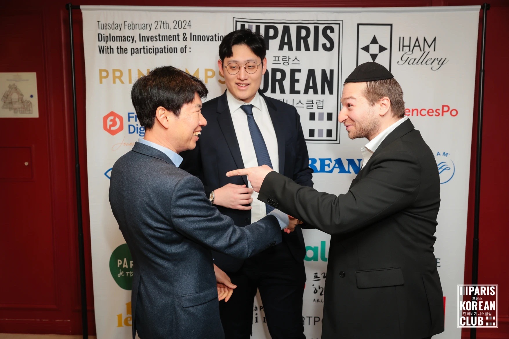 Elie Politi (à droite), président du Paris Korean Club salue Kian Ban, directeur de la Schoolab lors de la soirée inaugurale du club.