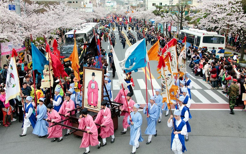 今年庆尚南道昌原市镇海军樱花节上的文化演出。图片来源：昌原市厅