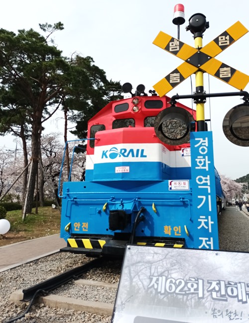 陈列在庆和火车站的退役火车头。韩宣网名誉记者彭咏恩 摄