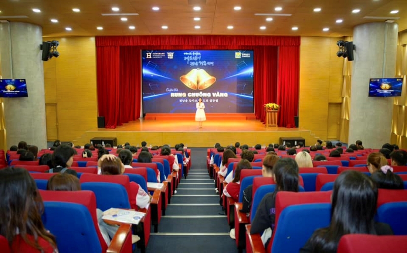 Sáng ngày 30/3 vừa qua, cuộc thi “Rung chuông vàng 2024 - Tìm hiểu về Hàn Quốc và tỉnh Jeollanam-do” đã diễn ra tại hội trường Beethoven, Trường Đại học Quốc tế Hồng Bàng. (Ảnh: Đại học Quốc tế Hồng Bàng)