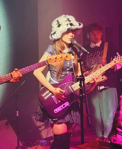 Независимая K-rock исполнительница verycoybunny выступает на концерте. / Фото: Instagram verycoybunny