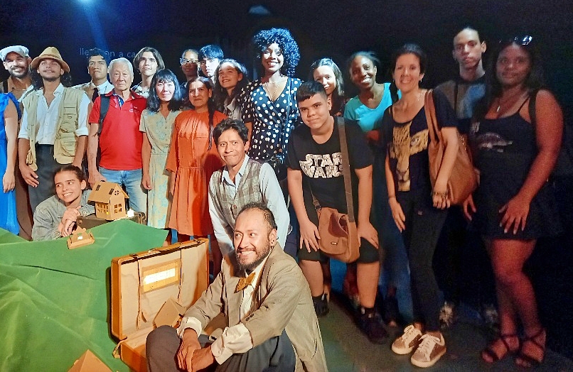 El elenco de 'Allí está su casa' comparte con descendientes y el público asistente a la puesta en escena en el teatro La Proa.