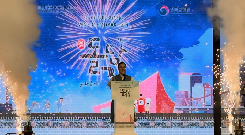 Đại sứ đặc mệnh toàn quyền Hàn Quốc tại Việt Nam Choi Youngsam bày tỏ niềm hạnh phúc khi nền văn hóa đại chúng Hàn Quốc ngày càng được nhiều người Việt Nam biết đến và hưởng ứng nhiệt tình. (Ảnh: Hoàng Xuân Tùng)