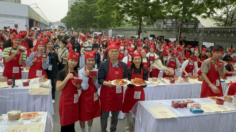 Sự xuất hiện của đôi vợ chồng Đại sứ đặc mệnh toàn quyền Hàn Quốc tại Việt Nam đã khiến việc trải nghiệm làm Kimchi trở nên ấm cúng và gần gũi. (Ảnh: Hoàng Xuân Tùng)