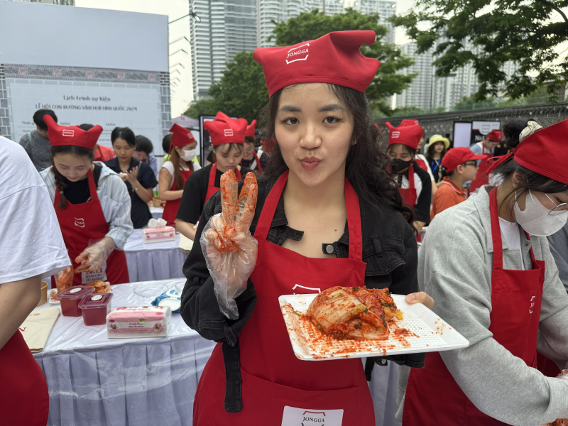 Chị Nguyễn Thị Thuý Hiền bày tỏ sự háo hức với hoạt động muối Kimchi đầy thú vị cũng như sự đa dạng mà lễ hội này đem lại. (Ảnh: Hoàng Xuân Tùng)