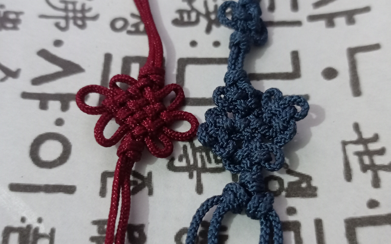 En la imagen se muestra el nudo guka maedeup (izda.) de color rojo y el nudo byongari madedeup de color azul. 