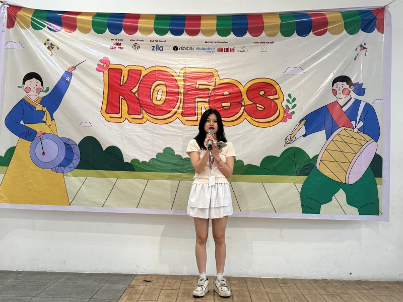 Bạn Quỳnh Anh - thành viên ban tổ chức hội chợ KOFes bày tỏ niềm xúc động mãnh liệt khi hội chợ KOFes nhận được sự ủng hộ nhiệt liệt của giới trẻ Hà Nội, những bạn có tình yêu to lớn của xứ sở Kim Chi. (Ảnh: Hoàng Xuân Tùng)