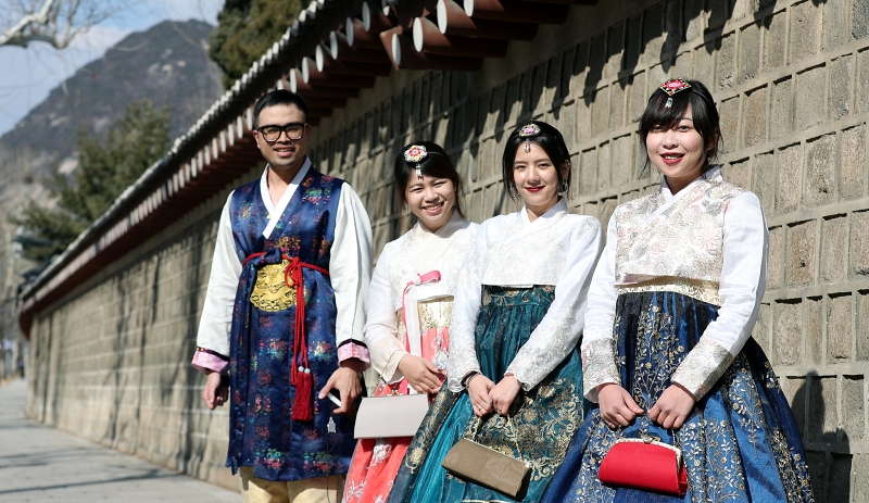 Nếu có dịp đến Hàn Quốc, một trong những hoạt động không thể bỏ qua đó chính là trải nghiệm mặc trang phục truyền thống Hanbok. (Ảnh: Jeon Han / Korea.net)