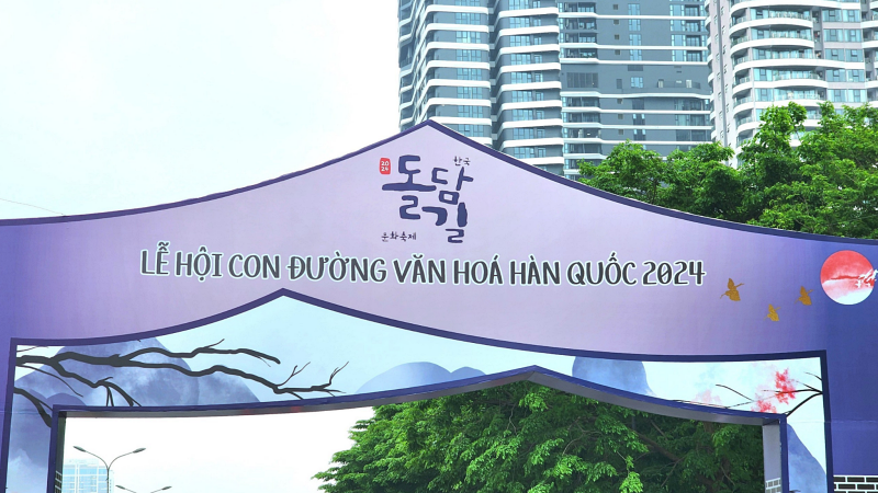 Lễ hội Con đường Văn hóa Hàn Quốc 2024 được tổ chức ở vị trí đắc địa, thu hút đông đảo người tham gia. (Ảnh: Nguyễn Phương Anh)