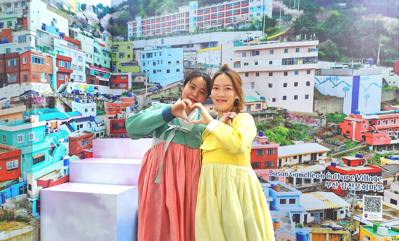 Hai bạn sinh viên Phạm Dâu và Thùy Dung rất vui khi có cơ hội được trải nghiệm mặc Hanbok. (Ảnh: Nguyễn Phương Anh)