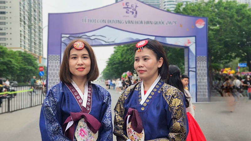 Chị Yến và chị Hương rất thích thú với trải nghiệm mặc Hanbok này cùng người thân của mình. (Ảnh: Nguyễn Phương Anh)