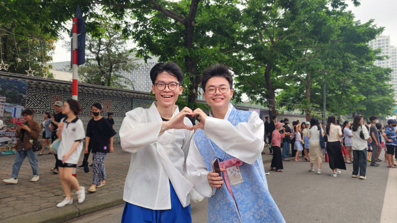 Hai chàng trai Gia Hưng và Quốc Anh cũng rất vui với lần đầu được trải nghiệm Hanbok. (Ảnh: Nguyễn Phương Anh)