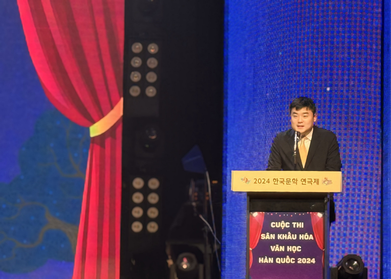 Ông Choi Seung Jin - Giám đốc Trung tâm Văn hóa Hàn Quốc (KCC) tại Việt Nam trân trọng sự đóng góp của các vị đại biểu, ban giám khảo, giảng viên, sinh viên ngôn ngữ Hàn Quốc đối với cuộc thi này. (Ảnh: Hoàng Xuân Tùng)