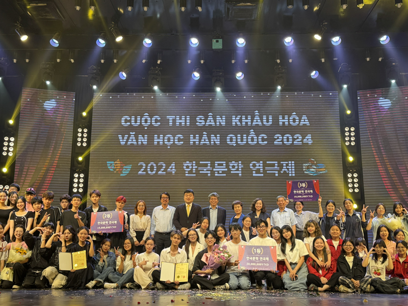 Ban tổ chức và các đội thi cùng chụp hình lưu niệm tại Cuộc thi sân khấu hóa văn học Hàn Quốc 2024. (Ảnh: Hoàng Xuân Tùng)