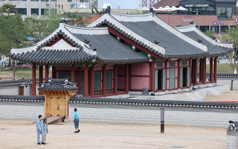 日本による植民地時代に毀損された水原華城行宮が１１９年ぶりに元の姿に復元されたと京畿道水原市が２３日、明らかにした＝聯合ニュース