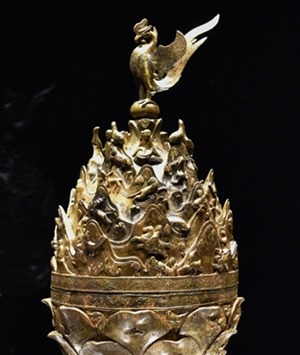 Le phénix perché au sommet du brûleur d'encens en bronze doré de Baekje est un symbole de bien-être. © Choi Jin-woo / Korea.net