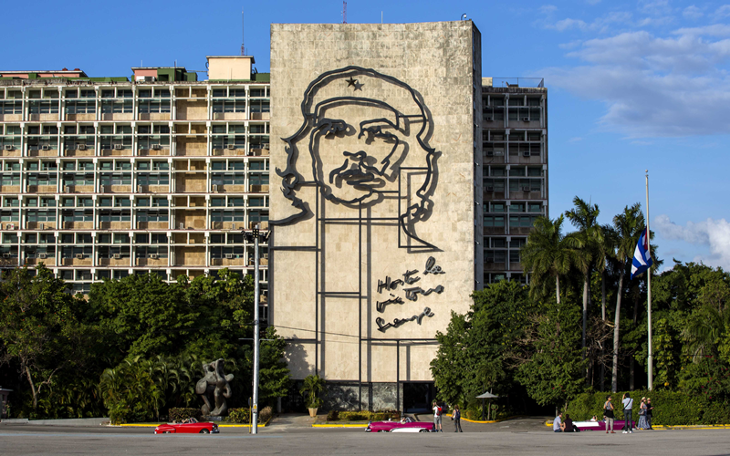 La foto muestra una caricatura del revolucionario cubano Che Guevara (1928-1967) pintada en la Plaza de la Revolución, cerca del edificio del Ministerio del Interior en La Habana, la capital cubana. Corea y Cuba han acordado abrir misiones diplomáticas en la capital de cada país, a tan solo dos meses de haber establecido las relaciones diplomáticas oficiales. | Agencia de Noticias Yonhap 