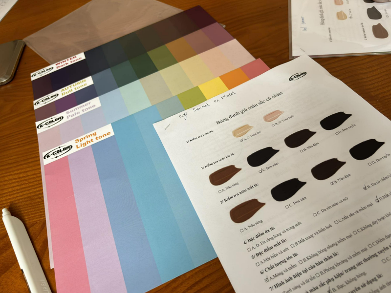 Những chiếc bảng màu dùng để xác định màu sắc cá nhân trong hoạt động trải nghiệm. (Ảnh: Đặng Phương Thanh)