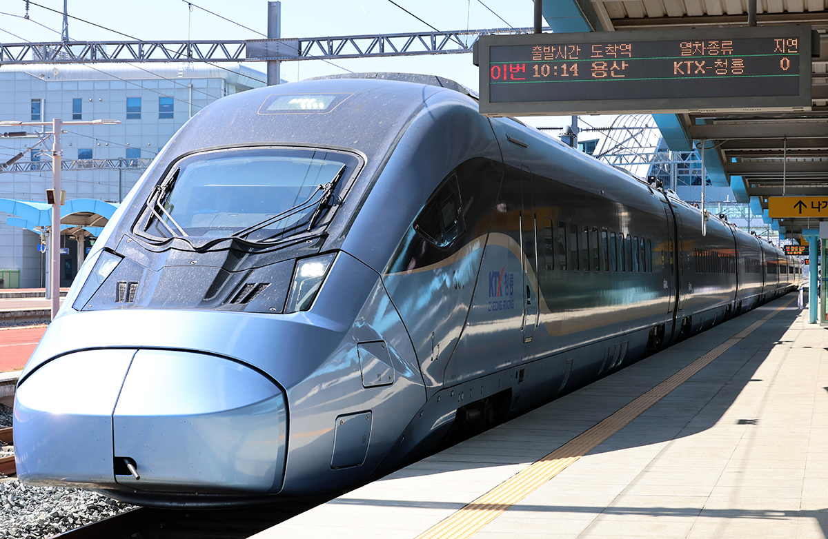 图为正待出发的韩国自主技术研发的第三代高速列车“KTX-青龙”。图片来源：韩联社