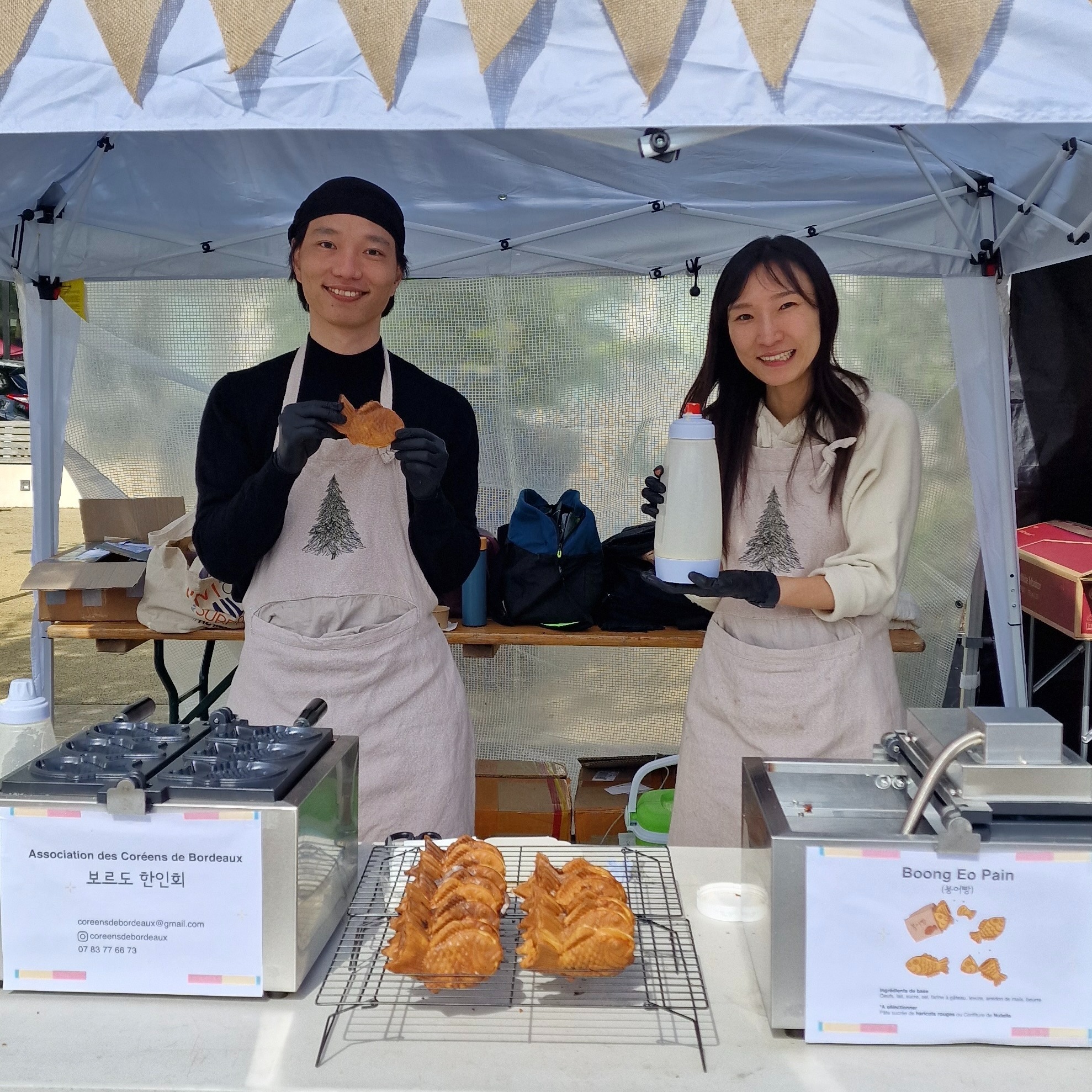 Kim Jung Hwan et Yunhee Seche (président de l'association et sa trésorière) aux manettes des moules de Bungeo-ppang © Stéphanie Müller