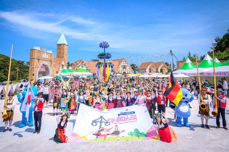 Фестиваль Mai Fest, проходивший 4 мая в Немецкой деревне в уезде Намхэ-гун, провинция Кёнсан-Намдо. / Фото: Администрация уезда Намхэ-гун