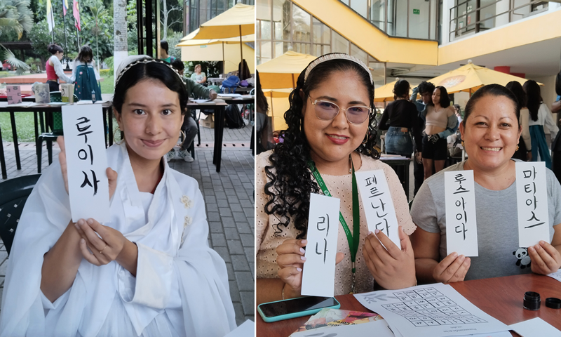Unas asistentes se toman una foto con sus nombres en coreano. 