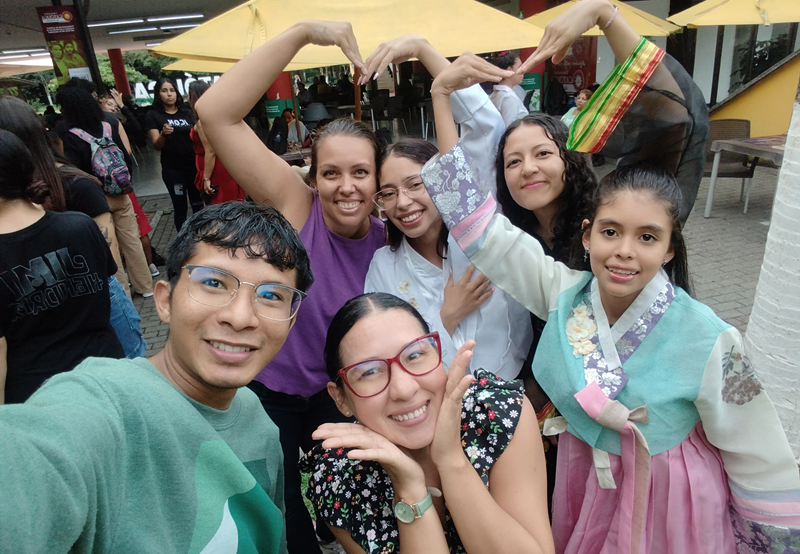 Algunos integrantes del semillero de Hallyu Pereira, se toman una foto durante la Semana del Idioma, la Cultura y las Artes, llevada a cabo el 27 de abril en las instalaciones de la Universidad Católica de Pereira. 
