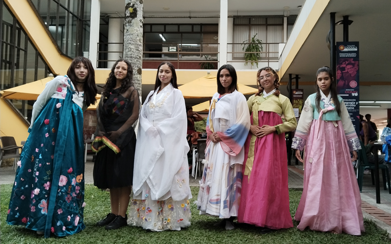 Las modelos lucen sus trajes tradicionales colombo-coreanos. 