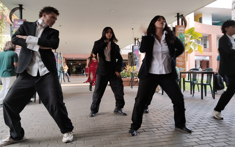 El grupo Day de 2HAN realiza una presentación de dance cover. 