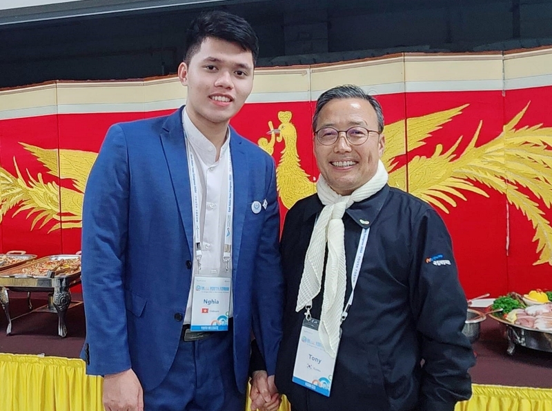 Đại biểu Đào Mạnh Nghĩa cùng Chủ tịch Bảo tàng Khoa học Đại dương Quốc gia Hàn Quốc (KOSM) – Ông Kim Oichul. (Ảnh: Đào Mạnh Nghĩa)