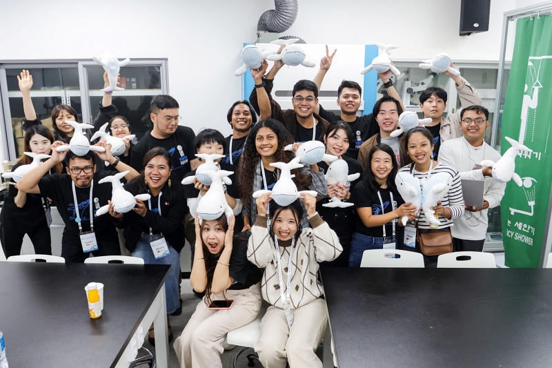 Các đại biểu thanh niên tham gia hoạt động làm cá voi nhồi bông bằng rác thải nhựa từ biển. (Ảnh: Đối tác Quản lý môi trường biển Đông Á)