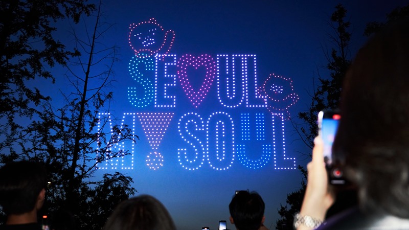 无人机打出首尔市品牌标语：“Seoul, My Soul”。韩宣网名誉记者徐傲 摄